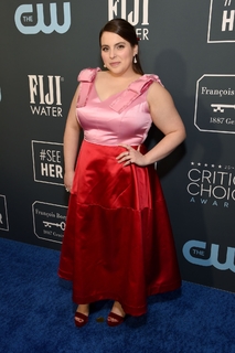 Beanie Feldstein feet photo 8