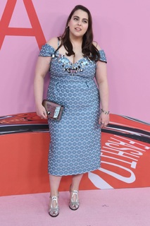 Beanie Feldstein feet photo 10