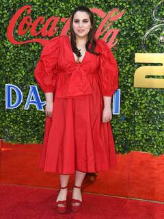 Beanie Feldstein feet photo 9