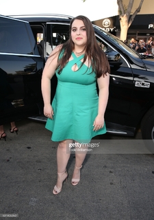 Beanie Feldstein feet photo 4