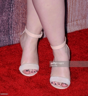 Beanie Feldstein feet photo 19