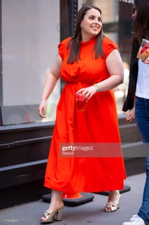 Beanie Feldstein feet photo 10