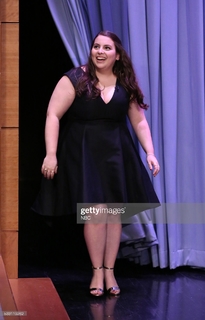 Beanie Feldstein feet photo 3