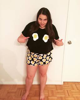 Beanie Feldstein feet photo 18
