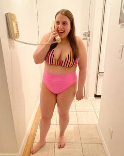 Beanie Feldstein feet photo 17