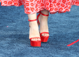 Beanie Feldstein feet photo 10