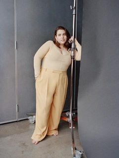 Beanie Feldstein feet photo 2