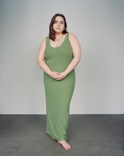 Beanie Feldstein feet photo 1