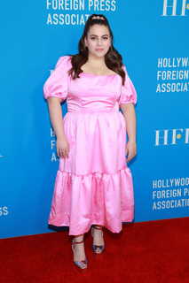 Beanie Feldstein feet photo 8