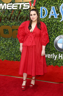 Beanie Feldstein feet photo 7