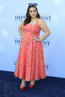 Beanie Feldstein feet photo 6