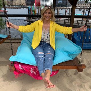 Beatrice Egli feet photo thumbnail