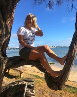 Beatrice Egli feet photo thumbnail