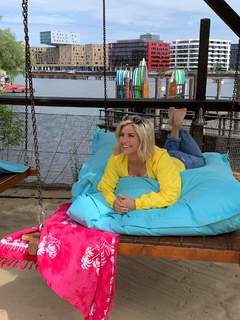Beatrice Egli feet photo thumbnail