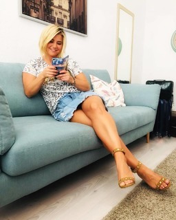 Beatrice Egli feet photo thumbnail