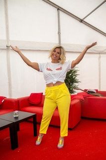 Beatrice Egli feet photo thumbnail