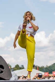 Beatrice Egli feet photo thumbnail
