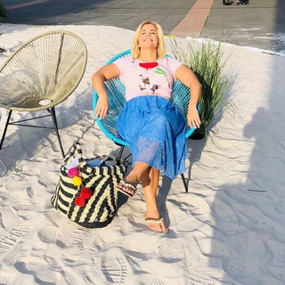 Beatrice Egli feet photo thumbnail