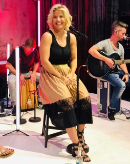Beatrice Egli feet photo thumbnail