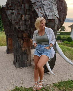 Beatrice Egli feet photo thumbnail