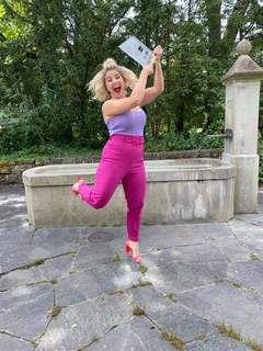 Beatrice Egli feet photo thumbnail