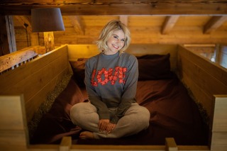 Beatrice Egli feet photo thumbnail