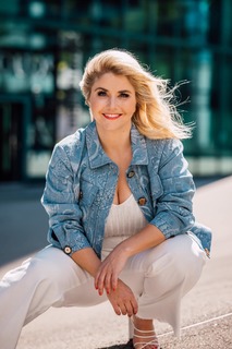 Beatrice Egli feet photo thumbnail