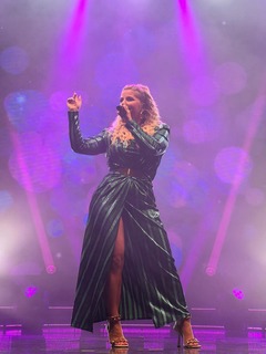 Beatrice Egli feet photo thumbnail