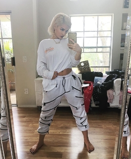 Bebe Rexha feet photo thumbnail
