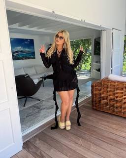 Bebe Rexha feet photo thumbnail