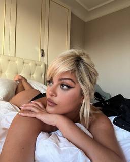 Bebe Rexha feet photo thumbnail