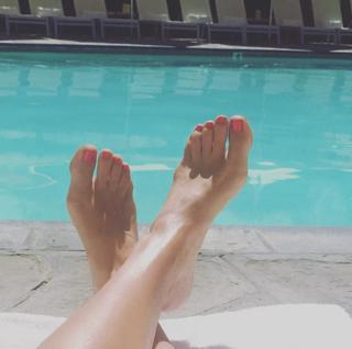Becki Newton feet photo thumbnail