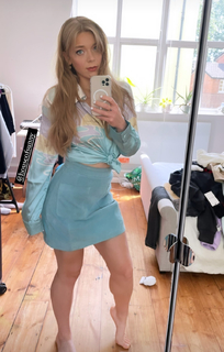 Becky Hill feet photo thumbnail