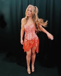 Becky Hill feet photo thumbnail