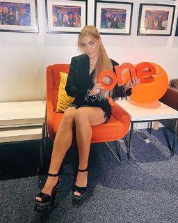 Becky Hill feet photo thumbnail