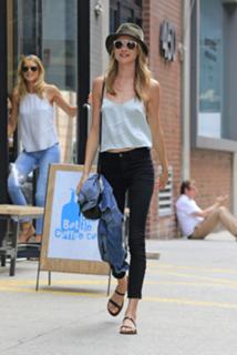Behati Prinsloo feet photo thumbnail