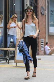 Behati Prinsloo feet photo thumbnail