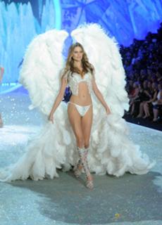 Behati Prinsloo feet photo thumbnail