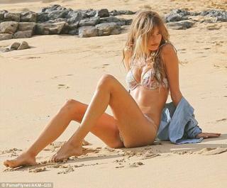 Behati Prinsloo feet photo thumbnail
