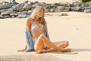 Behati Prinsloo feet photo thumbnail