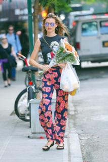 Behati Prinsloo feet photo thumbnail