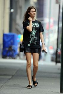 Behati Prinsloo feet photo thumbnail