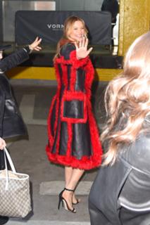Behati Prinsloo feet photo thumbnail