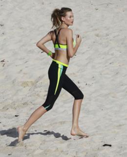 Behati Prinsloo feet photo thumbnail