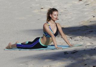 Behati Prinsloo feet photo thumbnail