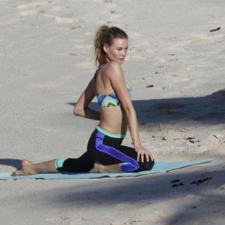 Behati Prinsloo feet photo thumbnail