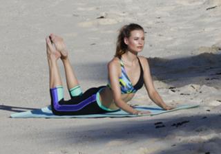 Behati Prinsloo feet photo thumbnail