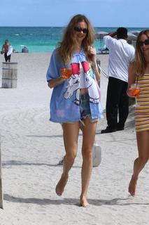 Behati Prinsloo feet photo thumbnail