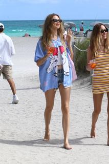 Behati Prinsloo feet photo thumbnail