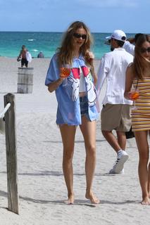 Behati Prinsloo feet photo thumbnail